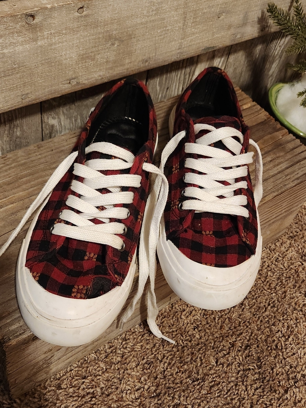 Rocket Dog, Red & Black Plaid w/ Flowers, Low-Top Sneakers. Size US 9.